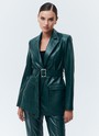 Однобортный жакет из экокожи, цвет: изумрудный Allweneed
Однобортный жакет из экокожи. Модель с акцентом на талии для женственного силуэта. Пояс в тон и два накладных кармана. Мы создали модель с классической линией плеча, которая обеспечивает красивую посадку. Изделие можно сочетать как с базовыми джинсами, так и с вечерними платьями и юбками. Вы также можете придумать себе чувственный образ, чтобы обратить на себя чуть больше внимания.