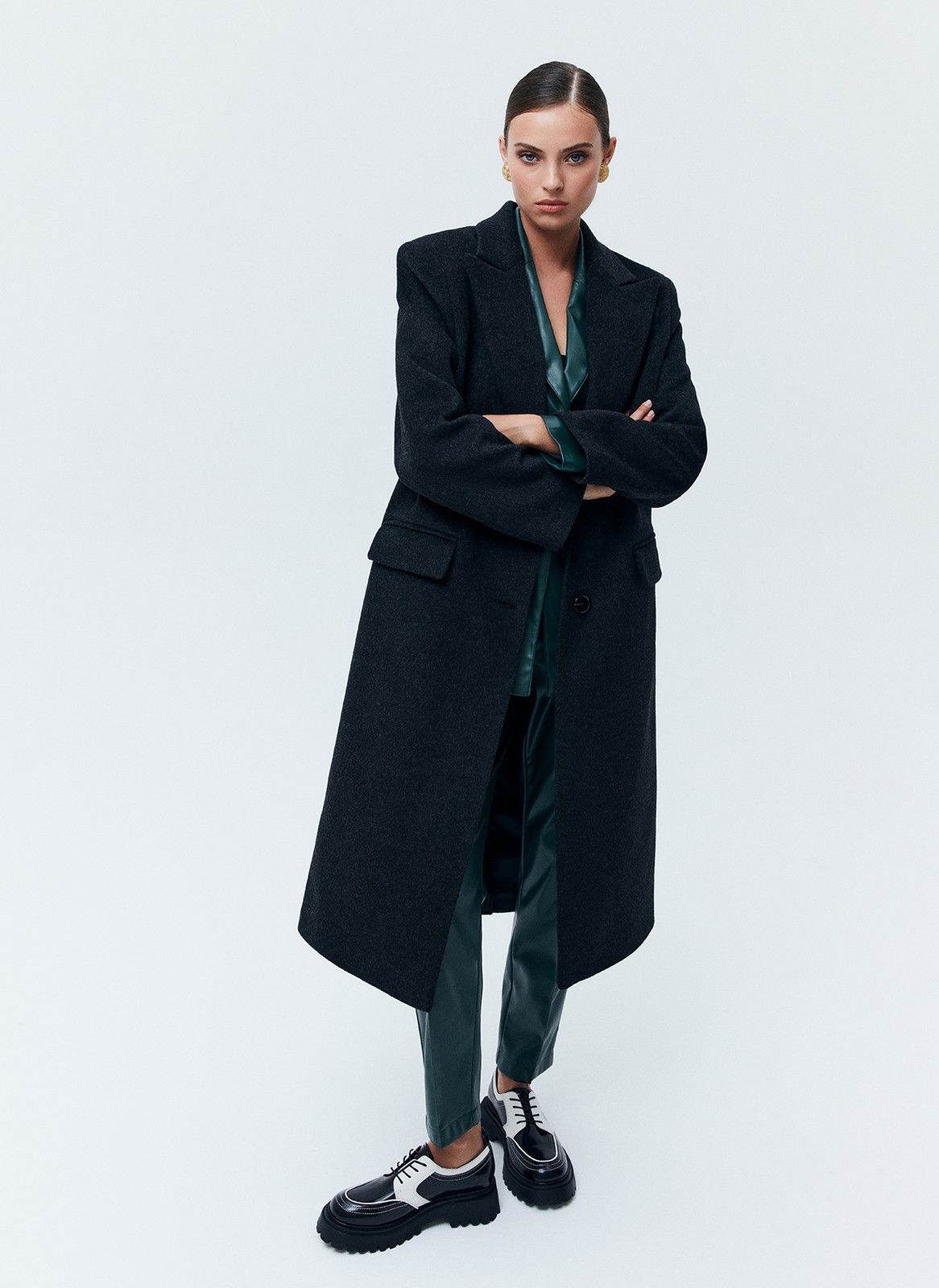 Пальто, которое вы могли бы найти в мужском гардеробе. Однобортная модель длины миди на двух пуговицах. Два кармана с клапаном и разрез на спине для свободы в движении. Пальто имеет подкладочную ткань,с акцентными плечами формируют силуэт а-ля с мужского плеча. Нам нравится, как на контрасте строгое пальто смотрится с нежными платьями. Носите также с костюмами, юбками и джинсами. Модели разных оттенков отличаются по плотности ткани.

Температурный режим до 0 C.

