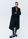 Пальто, которое вы могли бы найти в мужском гардеробе. Однобортная модель длины миди на двух пуговицах. Два кармана с клапаном и разрез на спине для свободы в движении. Пальто имеет подкладочную ткань,с акцентными плечами формируют силуэт а-ля с мужского плеча. Нам нравится, как на контрасте строгое пальто смотрится с нежными платьями. Носите также с костюмами, юбками и джинсами. Модели разных оттенков отличаются по плотности ткани.

Температурный режим до 0 C.

