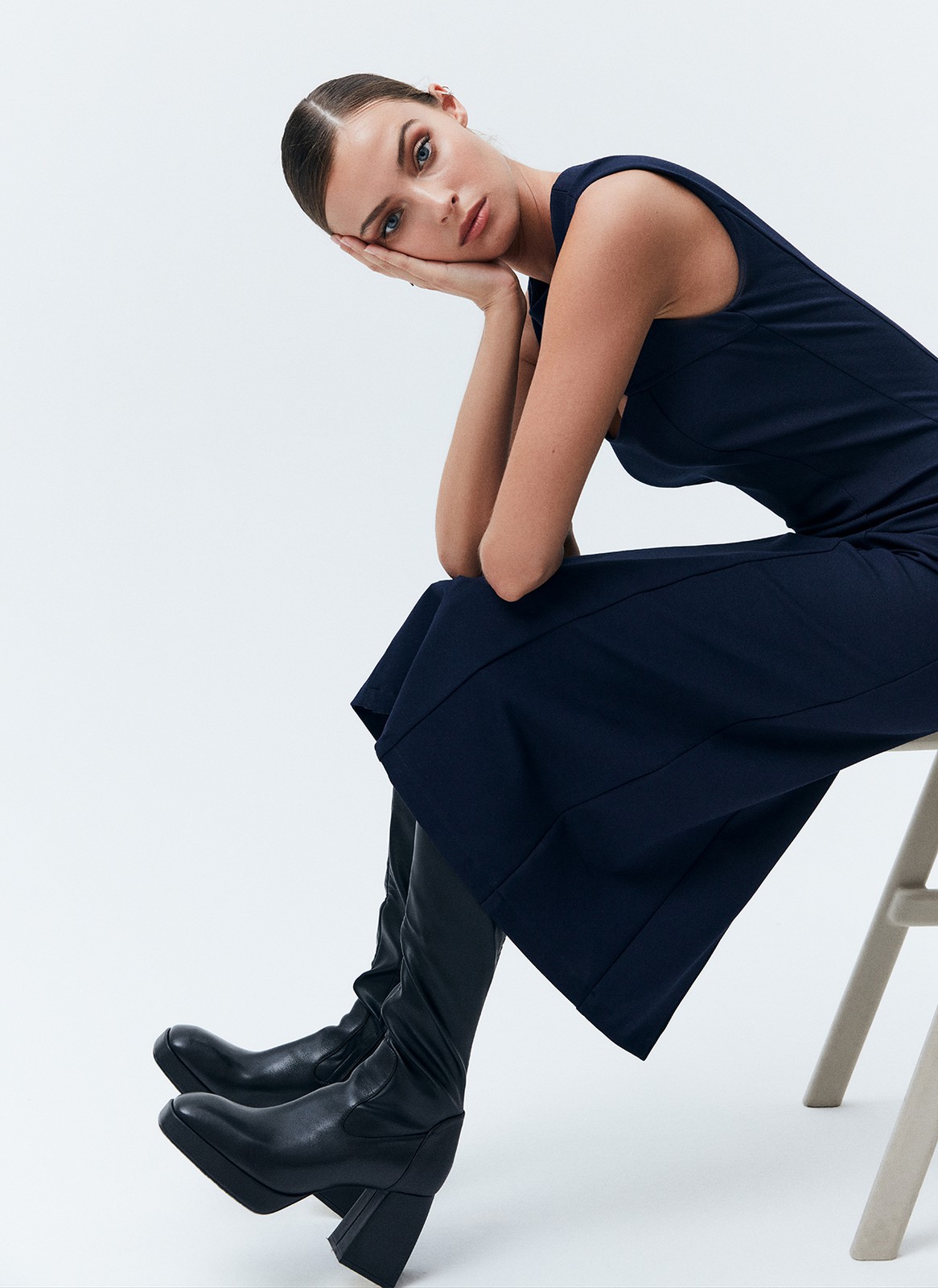 Платье миди без рукава, цвет: темно-синий Allweneed
Платье длины миди без рукавов. Модель с акцентом на талии для женственного силуэта. Заметная деталь платья необычный вырез в зоне декольте. Благодаря длине миди эта модель будет смотреться хорошо, как с туфлями, так и с высокими сапогами. Мы рекомендуем внедрить эту модель в офисный гардероб или стилизовать его для вечера с помощью украшений.