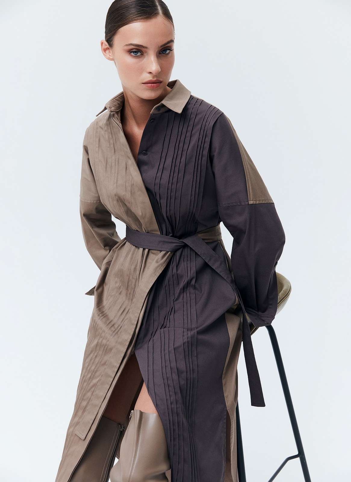 Платье-рубашка oversize, цвет: Кофейно-песочный Allweneed
Одна из самых популярных вариаций платья платье-рубашка длины миди. Воротник, застежка на пуговицы. Свободную модель можно носить так, или с ремнем, чтобы сделать акцент на красоте талии. Приятная, дышащая ткань создает ощущение комфорта на целый день. Расстегните по настроению пуговицы и добавьте нотку провокации в ваш образ. Прогуливайтесь в платье-рубашке по улочкам города, пейте кофе с подругой или отправляйтесь на свидание.