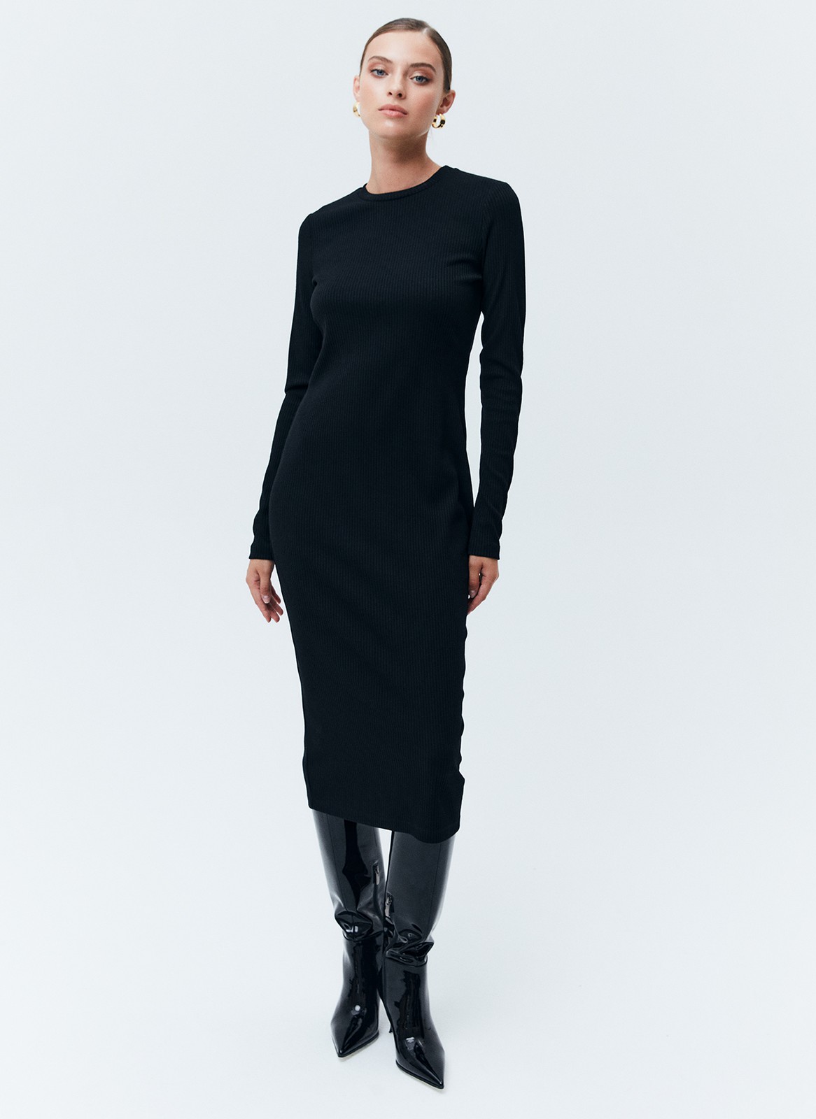 Платье миди с длинным рукавом, цвет: Черный Allweneed
Платье длины миди с длинным рукавом. Модель с ребристым эффектом, что делает образ многогранным. Изделие прямого кроя из смесового материала, благодаря которому модель хорошо садится по фигуре и сохраняет форму. Мы любимым такие платья из плотного и пластичного трикотажа, ведь их можно надеть уютным вечером в кругу близких или на свидание. Носите с сапогами или обувью без каблука.