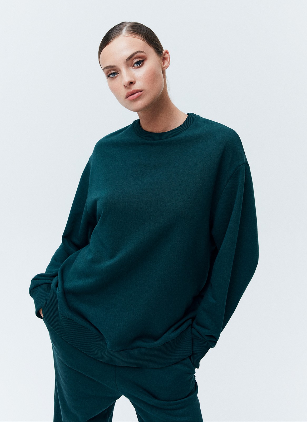 Свитшот oversize, цвет: темно-зеленый Allweneed
Свитшот объемного кроя из мягкого трикотажа. Благодаря натуральному хлопку, ткань дышит и создает ощущение комфорта. Круглая горловина и спущенное плечо. Эластичные манжеты для фиксации. Можно носить с трикотажными брюками или любимыми джинсами.