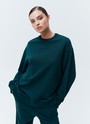 Свитшот oversize, цвет: темно-зеленый Allweneed
Свитшот объемного кроя из мягкого трикотажа. Благодаря натуральному хлопку, ткань дышит и создает ощущение комфорта. Круглая горловина и спущенное плечо. Эластичные манжеты для фиксации. Можно носить с трикотажными брюками или любимыми джинсами.