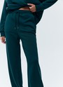 Джоггеры, цвет: темно-зеленый Allweneed
Джогеры на средней посадке. Эластичный пояс со шнурком и резинки внизу для комфортной посадки. Ткань очень приятна на ощупь и позволяет коже дышать. Носите со свитшотом из новой коллекции.