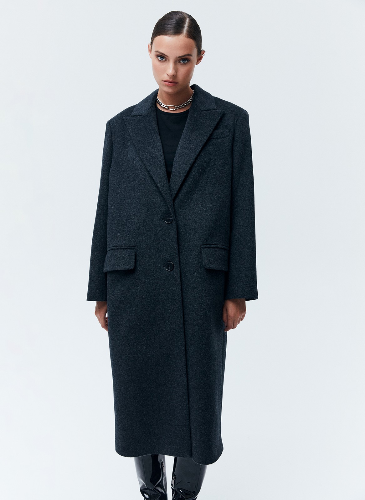 ПАЛЬТО МУЖСКОГО КРОЯ, цвет: Графитовый Allweneed Пальто, которое вы могли бы найти в мужском гардеробе. Однобортная модель длины миди на двух пуговицах. Два кармана с клапаном и разрез на спине для свободы в движении. Пальто имеет подкладочную ткань,с акцентными плечами формируют силуэт а-ля с мужского плеча. Нам нравится, как на контрасте строгое пальто смотрится с нежными платьями. Носите также с костюмами, юбками и джинсами. Модели разных оттенков отличаются по плотности ткани.
Температурный режим до 0 C.