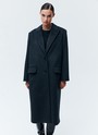ПАЛЬТО МУЖСКОГО КРОЯ, цвет: Графитовый Allweneed Пальто, которое вы могли бы найти в мужском гардеробе. Однобортная модель длины миди на двух пуговицах. Два кармана с клапаном и разрез на спине для свободы в движении. Пальто имеет подкладочную ткань,с акцентными плечами формируют силуэт а-ля с мужского плеча. Нам нравится, как на контрасте строгое пальто смотрится с нежными платьями. Носите также с костюмами, юбками и джинсами. Модели разных оттенков отличаются по плотности ткани.
Температурный режим до 0 C.