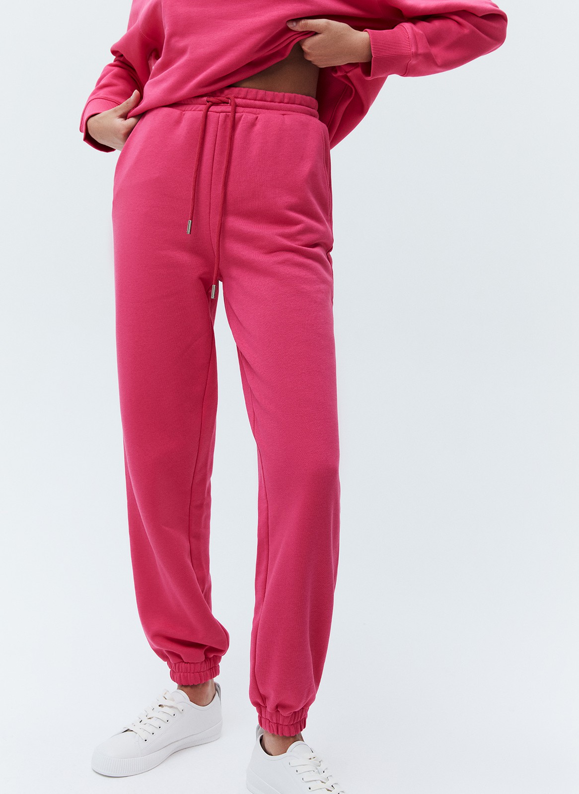 


Джогеры на средней посадке. Эластичный пояс со шнурком и резинки внизу для комфортной посадки. Ткань очень приятна на ощупь и позволяет коже дышать. Носите со свитшотом из новой коллекции.

