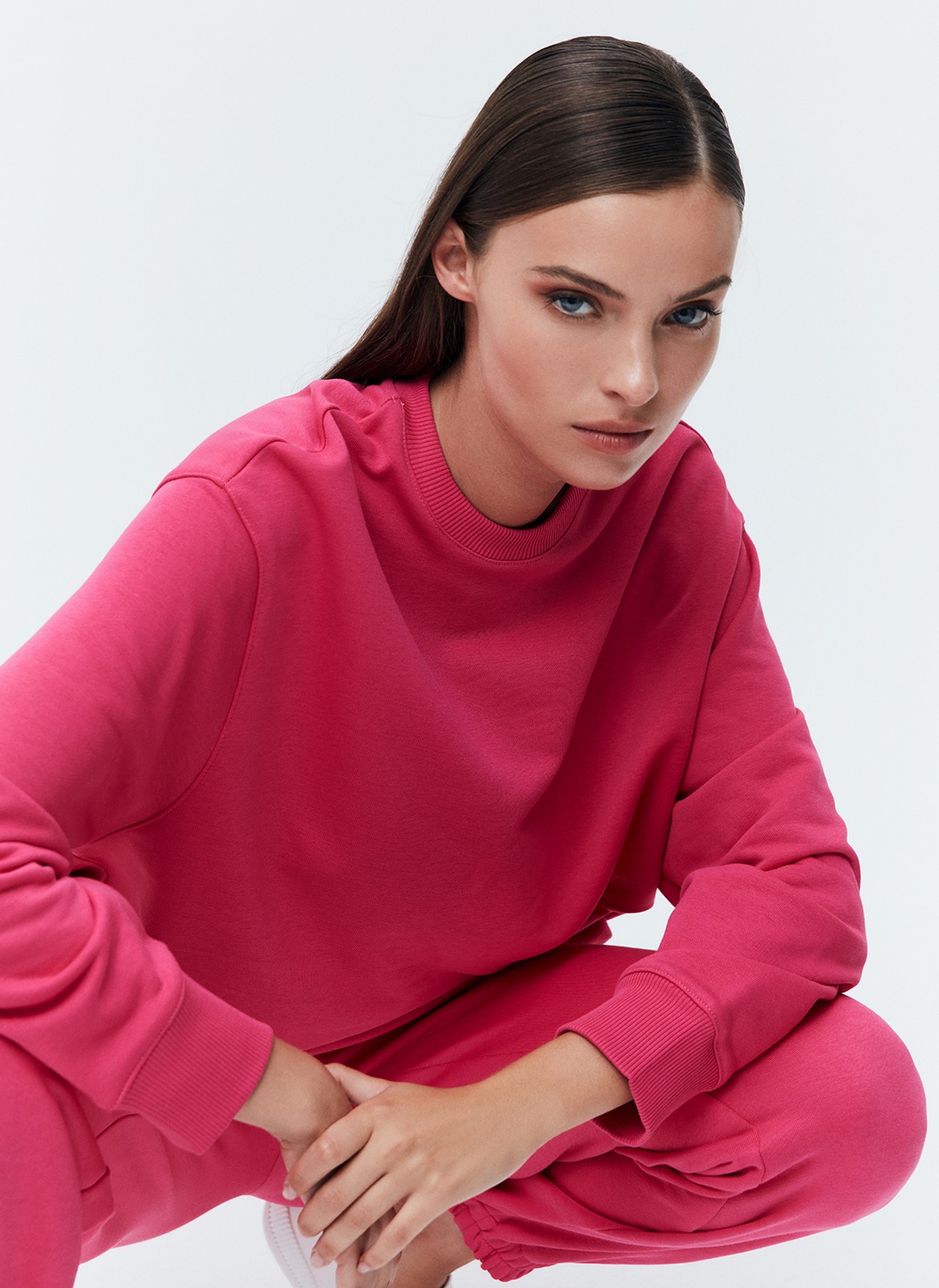 Свитшот oversize, цвет: фуксия Allweneed
Свитшот объемного кроя из мягкого трикотажа. Благодаря натуральному хлопку, ткань дышит и создает ощущение комфорта. Круглая горловина и спущенное плечо. Эластичные манжеты для фиксации. Можно носить с трикотажными брюками или любимыми джинсами.