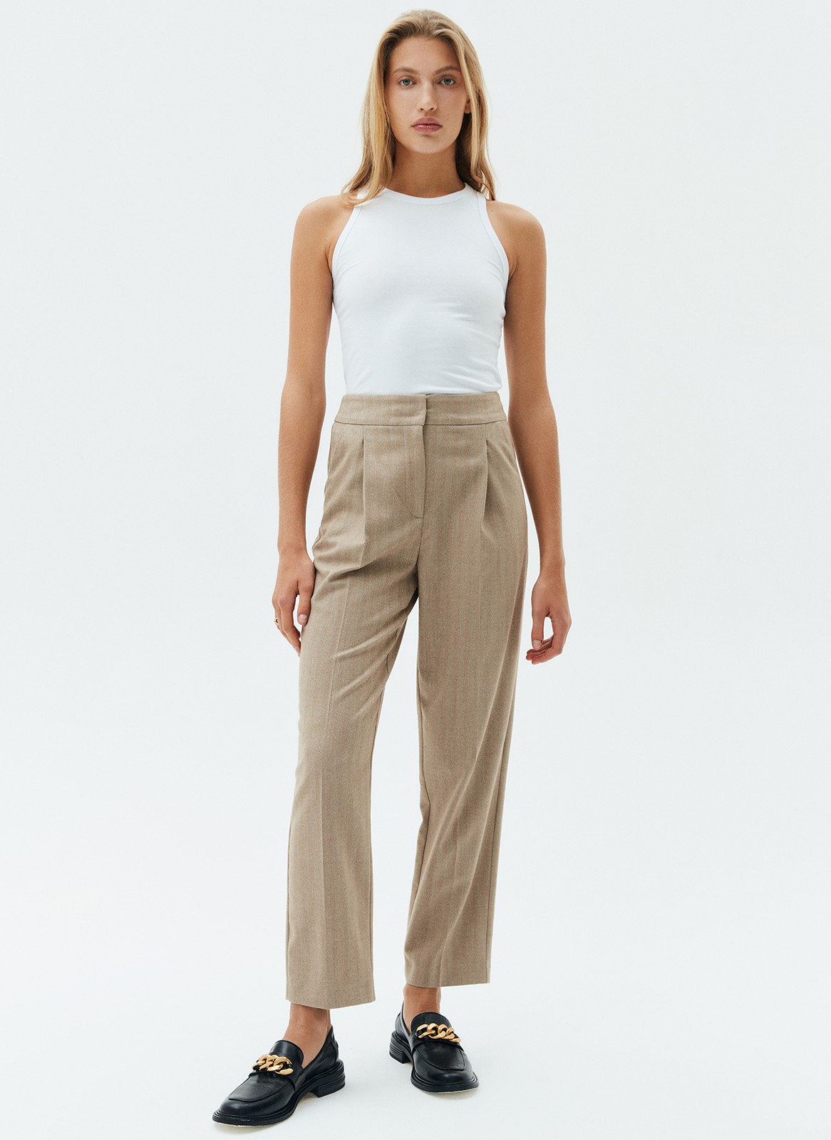 


Прямые брюки на средней посадке из костюмной ткани. Ткань хорошо держит форму, поэтому модель долго сохраняет свой первоначальный вид. Два кармана с отрезным бочком и скрытая застежка на молнии. Мы любим такую длину брюк, которая смотрится оптимально с обувью на каблуке и без каблука. Сочетайте с жакетами из нашей коллекции.

