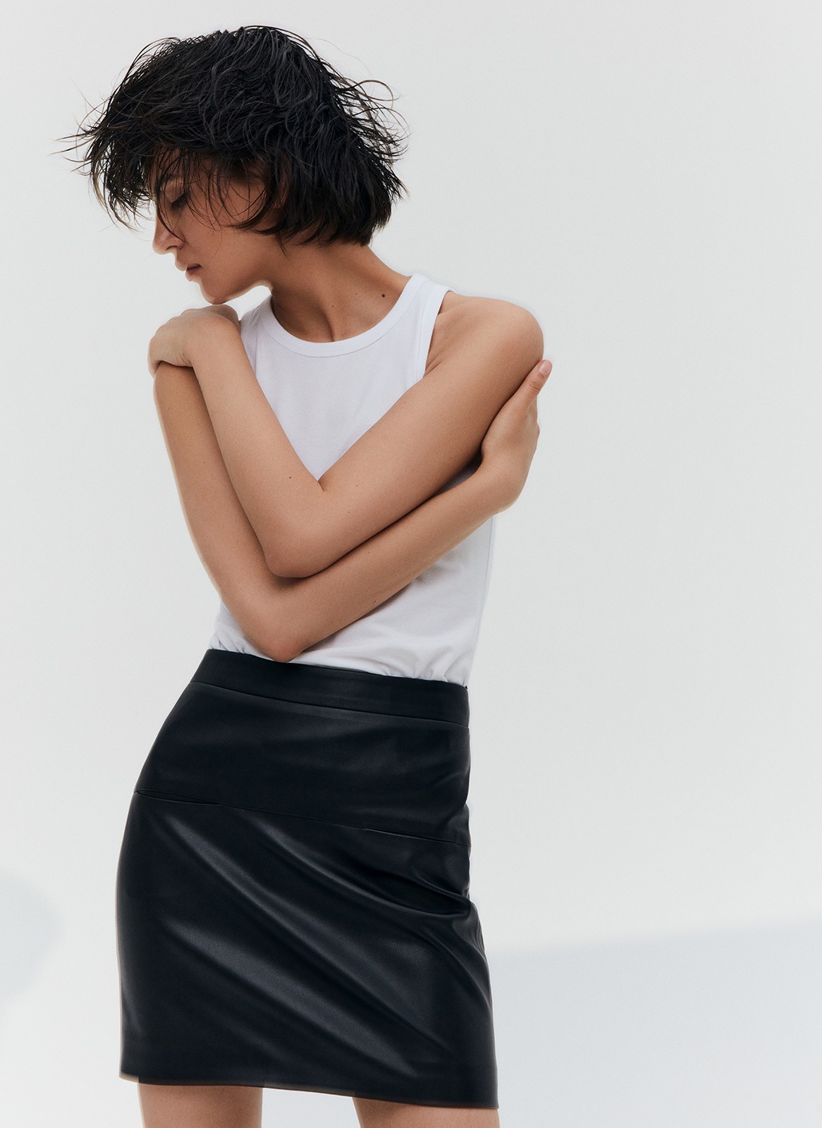 


Юбка из эластичной экокожи. Короткая длина отлично смотрится на девушках с разным ростом. Наши изделия из экокожи имеют приятную к телу подложку, поэтому вы можете их носить комфортно целый день. Модель на средней посадке. Сочетайте с трикотажными лонгсливами и водолазками. Для более чувственного образа наденьте юбку с высокими сапогами.