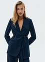 Однобортный жакет без лацканов, цвет: темно-синий Allweneed
Однобортный жакет без лацканов. Модель с тонким поясом, чтобы подчеркнуть талию. Два кармана по бокам. Классическая линия плеча и универсальная длина до середины бедра. Вы можете носить эту модель как альтернативу кардигану или жакету с лацканами