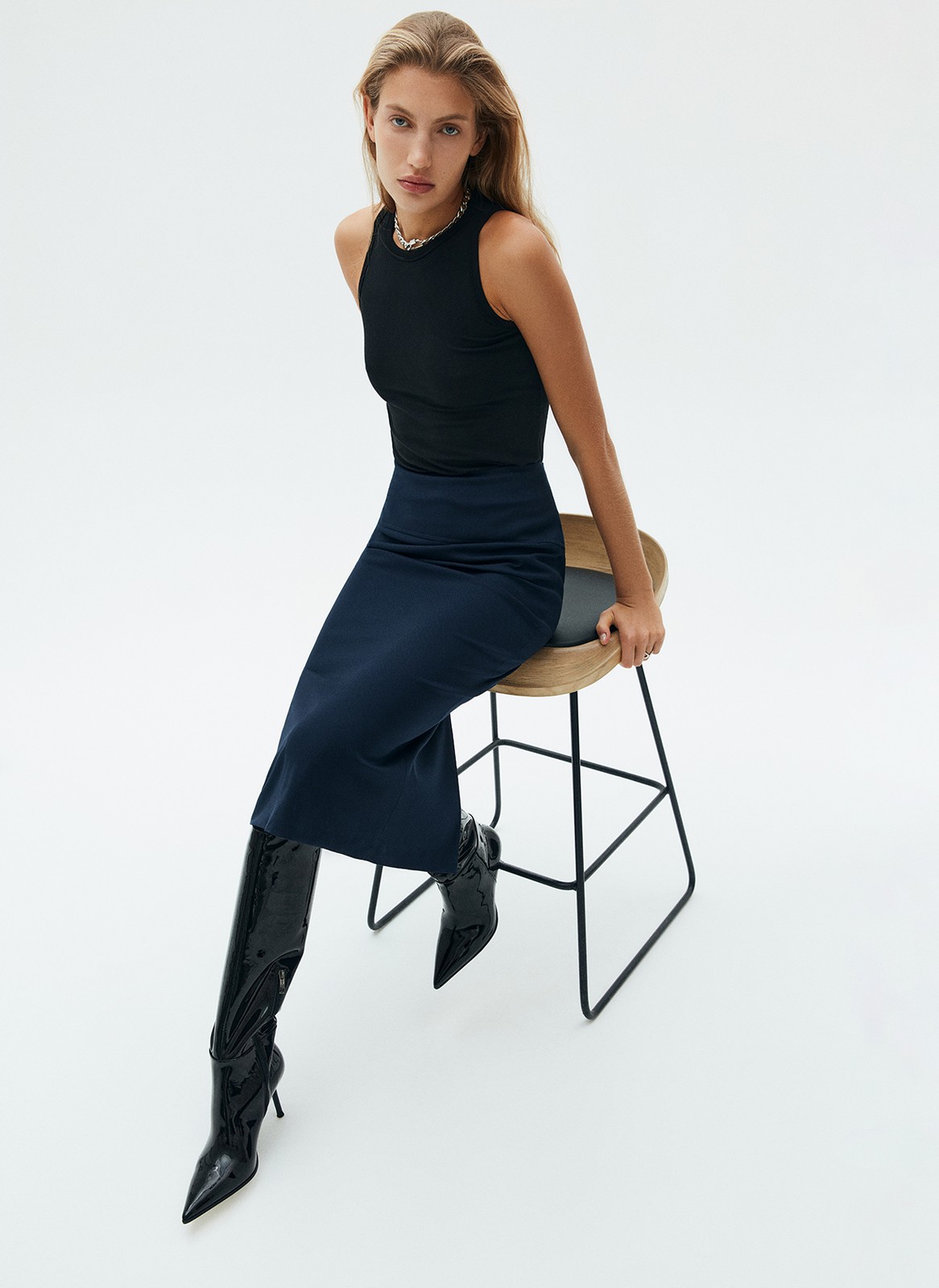 


Юбка-карандаш из костюмной ткани. Мы поработали над тканью в этом сезоне, теперь она ещё лучше держит форму. Благодаря материалам высокого качества, юбка красиво смотрится на фигуре. Модель на средней посадке. Мы рекомендуем сочетать с жакетами из новой коллекции и водолазками.