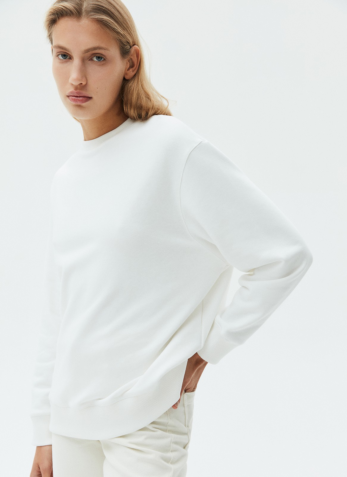 Свитшот oversize, цвет: молочный Allweneed Свитшот объемного кроя из мягкого трикотажа. Благодаря натуральному хлопку, ткань дышит и создает ощущение комфорта. Круглая горловина и спущенное плечо. Эластичные манжеты для фиксации. Можно носить с трикотажными брюками или любимыми джинсами.