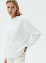 Свитшот oversize, цвет: молочный Allweneed Свитшот объемного кроя из мягкого трикотажа. Благодаря натуральному хлопку, ткань дышит и создает ощущение комфорта. Круглая горловина и спущенное плечо. Эластичные манжеты для фиксации. Можно носить с трикотажными брюками или любимыми джинсами.