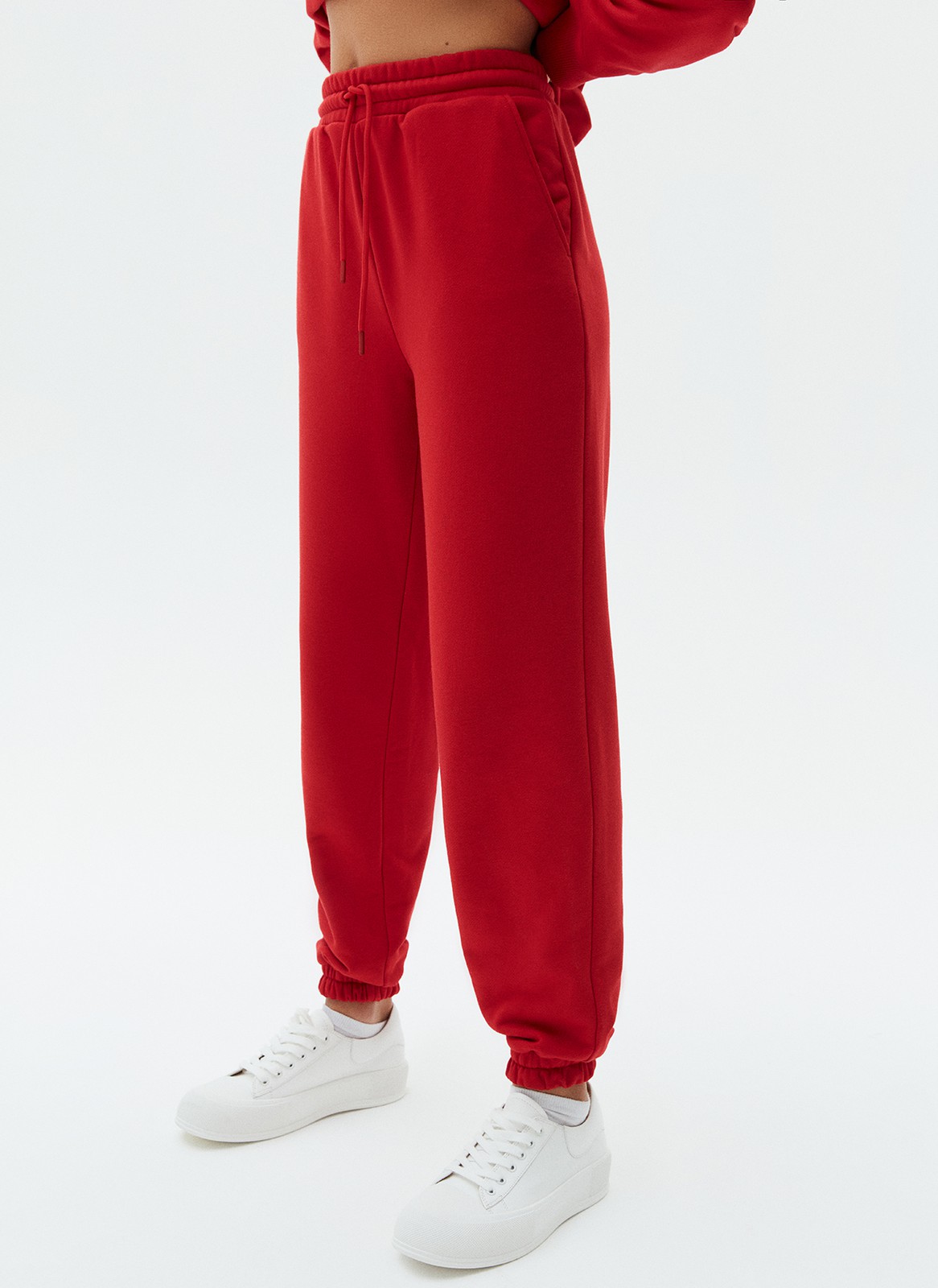 Джоггеры, цвет: красный Allweneed Джогеры на средней посадке. Эластичный пояс со шнурком и резинки внизу для комфортной посадки. Ткань очень приятна на ощупь и позволяет коже дышать. Носите со свитшотом из новой коллекции