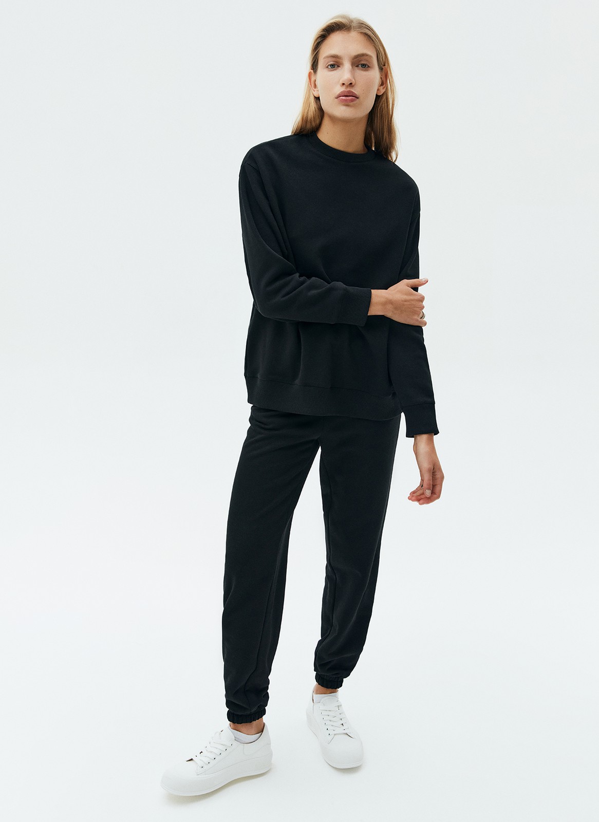 Свитшот oversize, цвет: Черный Allweneed Свитшот объемного кроя из мягкого трикотажа. Благодаря натуральному хлопку, ткань дышит и создает ощущение комфорта. Круглая горловина и спущенное плечо. Эластичные манжеты для фиксации. Можно носить с трикотажными брюками или любимыми джинсами.