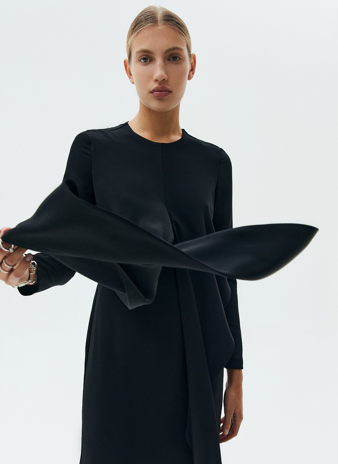 Платье с узлом на талии, цвет: Черный Allweneed
Платье длины миди с запахом на талии. Приталенный силуэт для женственного образа. Круглый вырез. Вы можете развязать узел и задрапировать платье по своему желанию. Такая модель подходит как для свиданий, так и для деловых встреч. Рекомендуем носить с высокими сапогами.