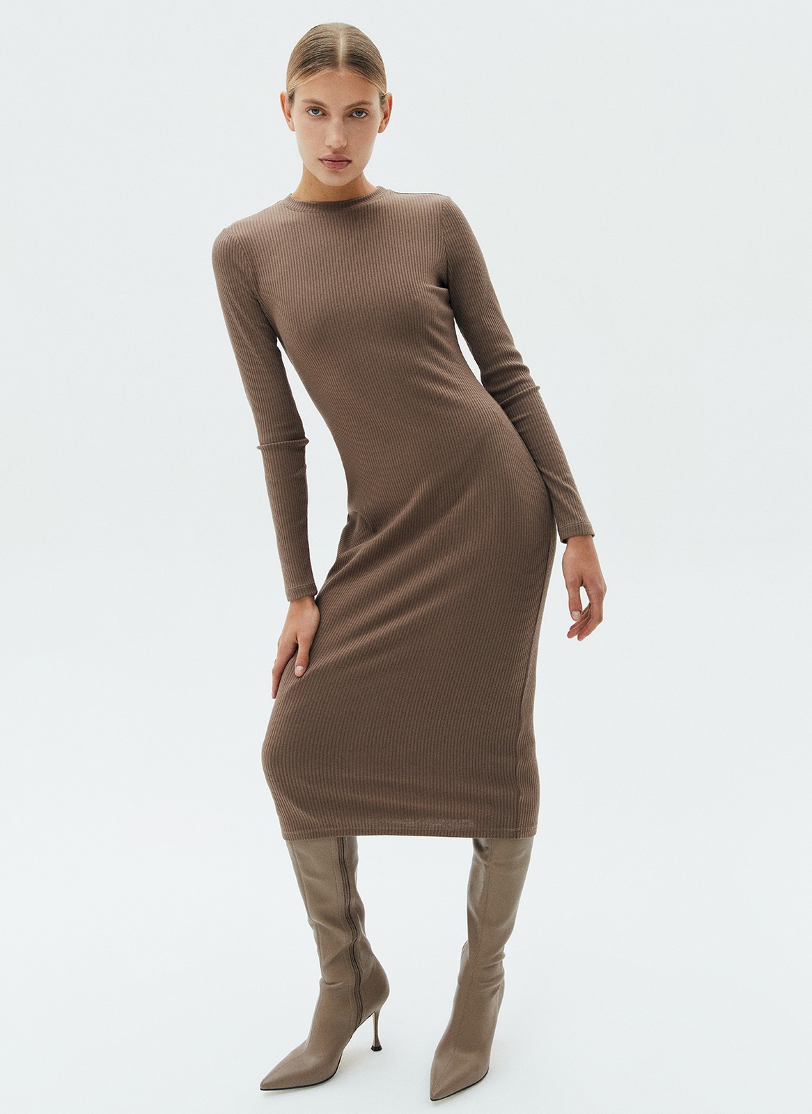 Платье миди с длинным рукавом, цвет: темно-бежевый Allweneed
Платье длины миди с длинным рукавом. Модель с ребристым эффектом, что делает образ многогранным. Изделие прямого кроя из смесового материала, благодаря которому модель хорошо садится по фигуре и сохраняет форму. Мы любимым такие платья из плотного и пластичного трикотажа, ведь их можно надеть уютным вечером в кругу близких или на свидание. Носите с сапогами или обувью без каблука.