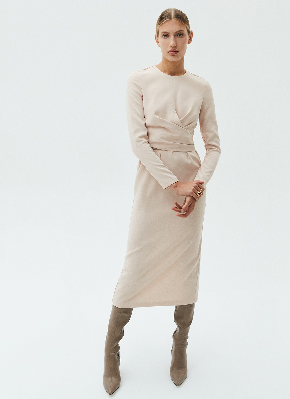 


Платье длины миди с запахом на талии. Приталенный силуэт для женственного образа. Круглый вырез. Вы можете развязать узел и задрапировать платье по своему желанию. Такая модель подходит как для свиданий, так и для деловых встреч. Рекомендуем носить с высокими сапогами.