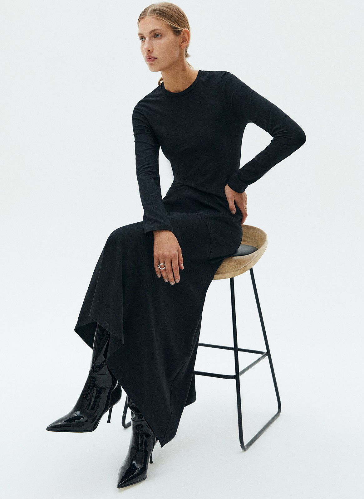 Платье миди со скошеным низом юбки, цвет: Черный Allweneed
Платье длины миди со скошенным низом. Круглый вырез и классическая линия плеча. Платье имеет приталенный силуэт, но благодаря свободной юбке, в нем комфортно передвигаться по городу. Мягкая ткань из хлопка поддерживает оптимальную температуру тела даже при смене погоды. Вы можете носить модель самостоятельно или сочетать с любимым джемпером и кардиганом.