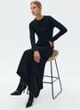 Платье миди со скошеным низом юбки, цвет: Черный Allweneed
Платье длины миди со скошенным низом. Круглый вырез и классическая линия плеча. Платье имеет приталенный силуэт, но благодаря свободной юбке, в нем комфортно передвигаться по городу. Мягкая ткань из хлопка поддерживает оптимальную температуру тела даже при смене погоды. Вы можете носить модель самостоятельно или сочетать с любимым джемпером и кардиганом.