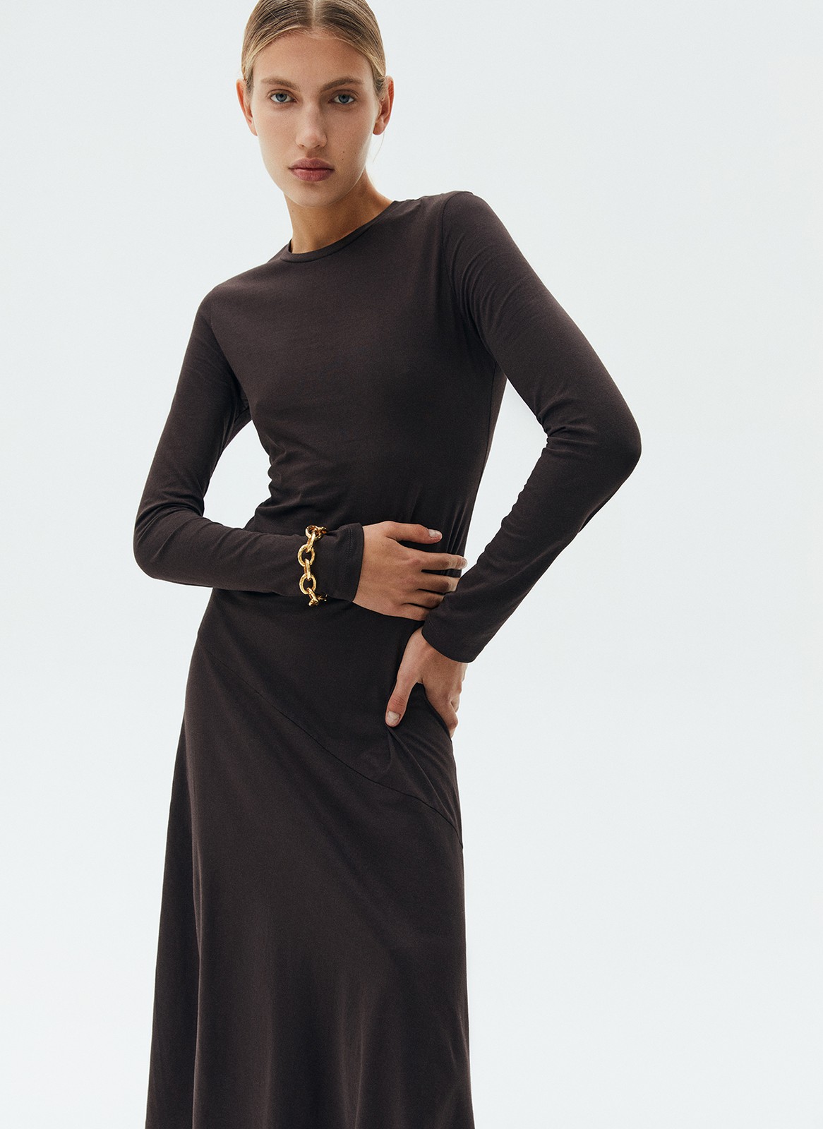 Платье миди со скошеным низом юбки, цвет: шоколадный Allweneed
Платье длины миди со скошенным низом. Круглый вырез и классическая линия плеча. Платье имеет приталенный силуэт, но благодаря свободной юбке, в нем комфортно передвигаться по городу. Мягкая ткань из хлопка поддерживает оптимальную температуру тела даже при смене погоды. Вы можете носить модель самостоятельно или сочетать с любимым джемпером и кардиганом.