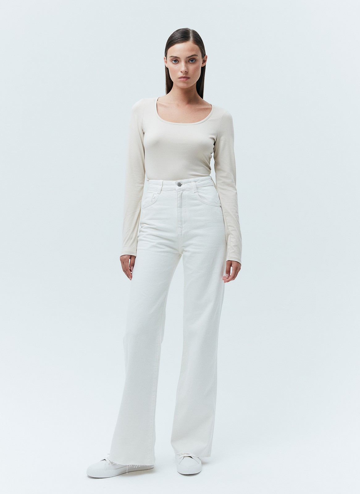 Джинсы широкие полной длины, цвет: молочный Allweneed Джинсысвободного кроя из хлопка,с высокой посадкой. Плотный деним позволяет держать форму и красиво облегать линию бедра. Необработанный край. Мы выполнили модель из нашего премиального, 100% хлопкового денима, с авторской варкой и брендированной фурнитурой высокого качества.