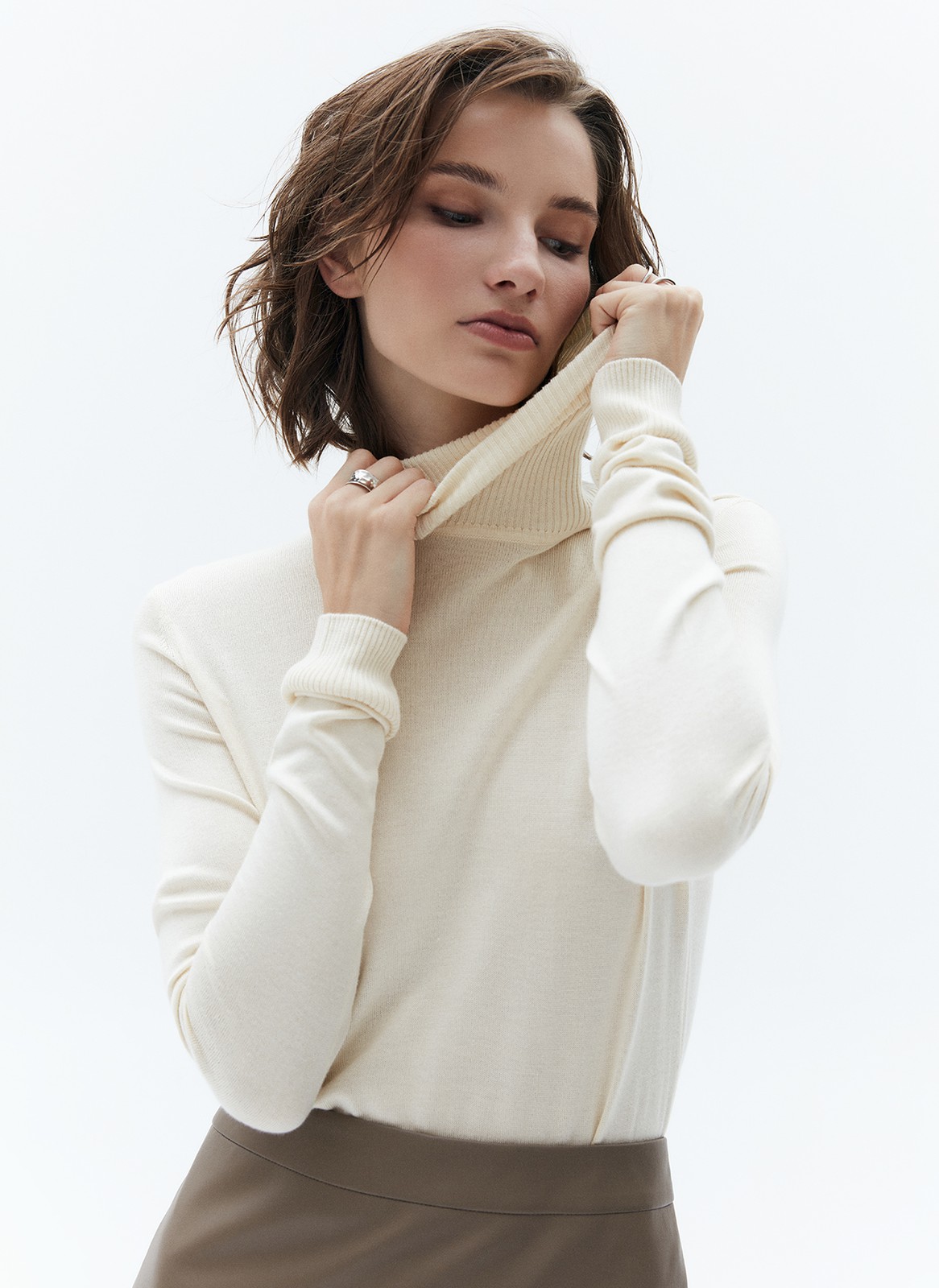 ТОНКАЯ ВОДОЛАЗКА, цвет: молочный Allweneed
Узкая водолазка с высоким воротником. Классическая линия плеча. Очень приятный к телу материал, дающий эффект нежных прикосновений. Модель не слишком облегает тело, но подчеркивает красоту изгибов. Носите с брюками с высокой посадкой или как альтернативу топу под жакет в офис.