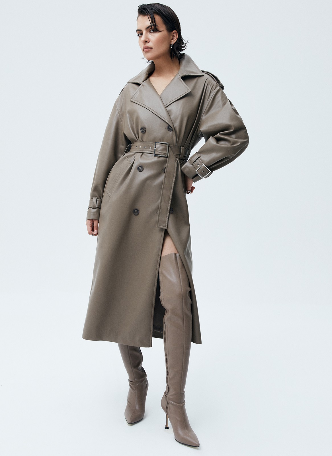 ДВУБОРТНЫЙ ТРЕНЧ OVERSIZE ИЗ ЭКОКОЖИ, цвет: латте Allweneed
Тренч из мягкой и эластичной экокожи. В модели присутствуют классические детали тренча, которые пришли к нам из мужского гардероба: паты, погоны, застежка на пуговицы и отлетная кокетка. Спущенная линия плеча и свободная посадка. Два удобных прорезных кармана, чтобы положить важные мелочи. Для создания более женственного силуэта можно затянуть пояс на талии. Модель очень самодостаточна и добавит нотку дерзости даже в лаконичный образ. Хорошо защищает от дождя.
Температурный режим от +10 до +15 C