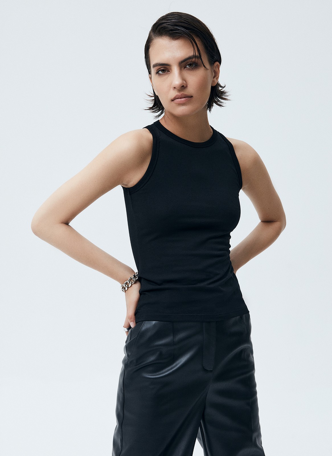 


Майка из мягкого трикотажа. Приятный материал, который хорошо держит форму. Круглая горловина. Можно носить самостоятельно или под любимый джемпер