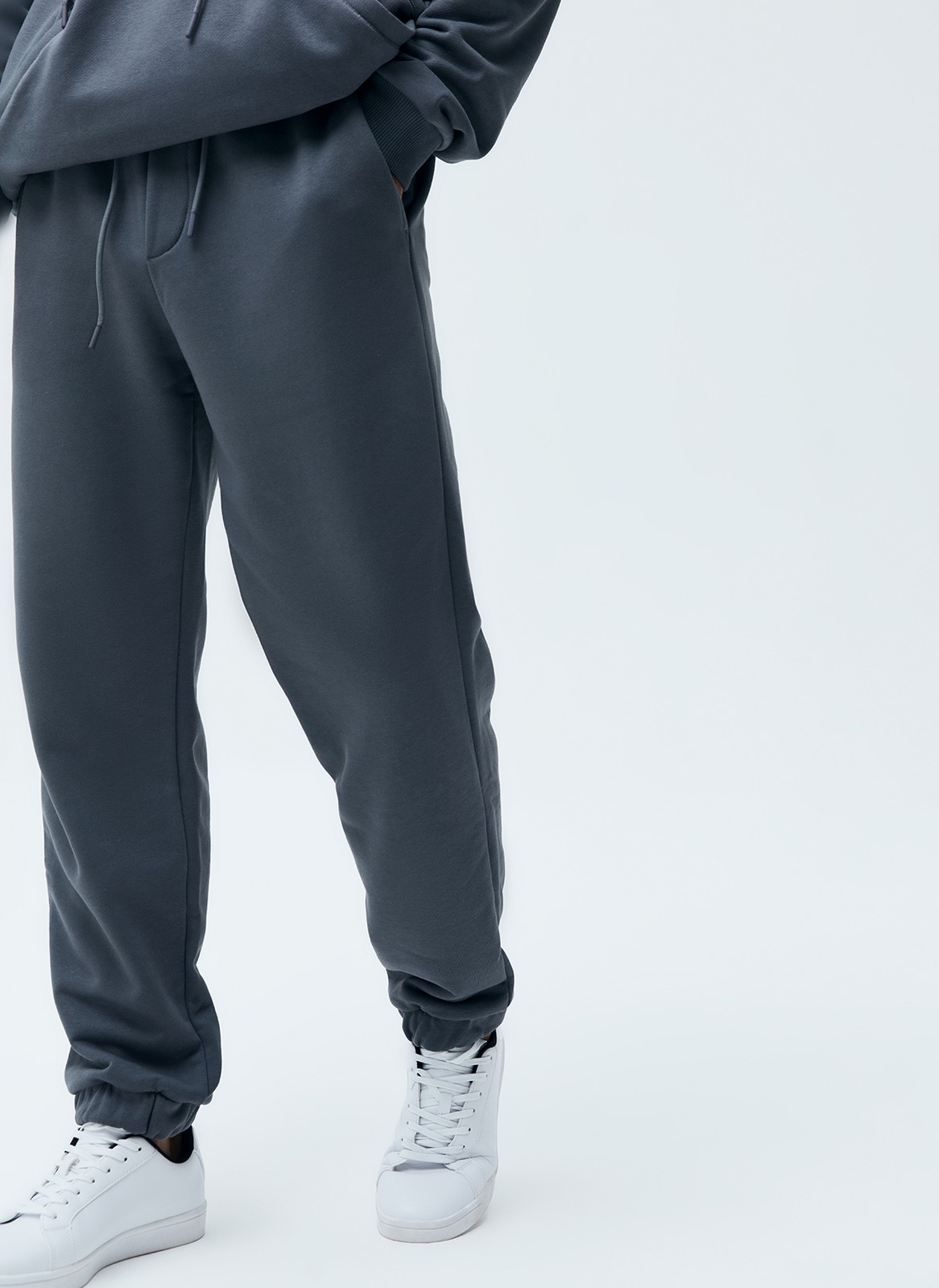 


Джоггеры из мягкого футера. Слегка зауженная модель. Благодаря хлопку вам будет комфортно провести в брюках весь день. Можно носить как дома, так и на длинных прогулках. Сочетайте с уютным худи или свитшотом.