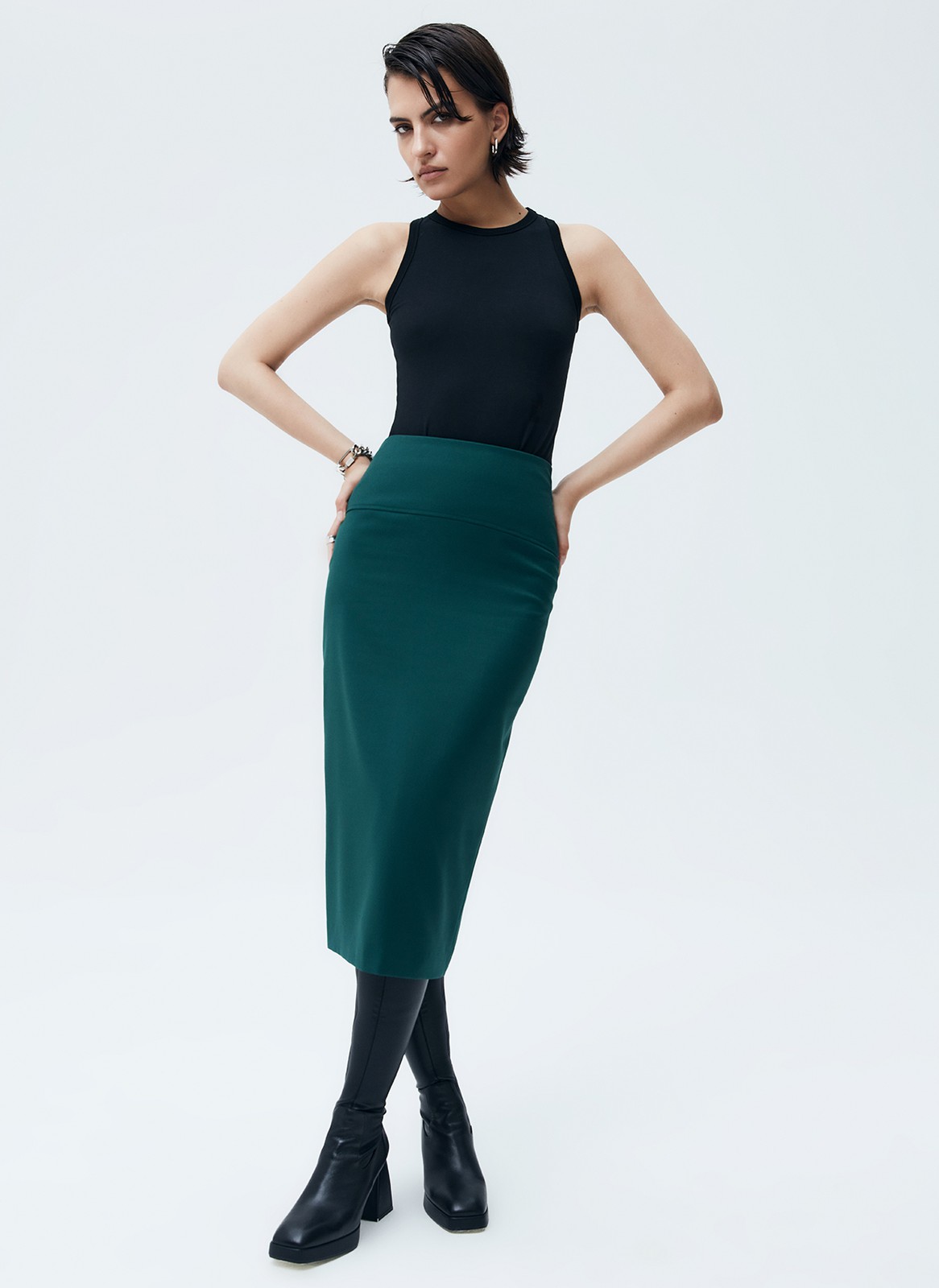 Прямая юбка из костюмной ткани, цвет: изумрудный Allweneed
Юбка-карандаш из костюмной ткани. Мы поработали над тканью в этом сезоне, теперь она ещё лучше держит форму. Благодаря материалам высокого качества, юбка красиво смотрится на фигуре. Модель на средней посадке. Мы рекомендуем сочетать с жакетами из новой коллекции и водолазками.