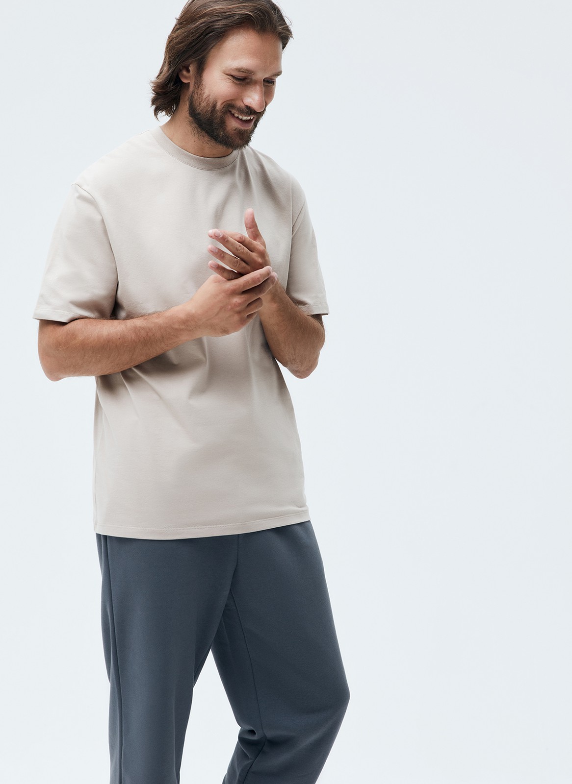 


Базовая футболка из мягкого хлопка. Круглая горловина и короткий рукав. Хлопок дышит и позволяет ощущать комфорт даже во время бега. Можно носить с джинсами или под жакет для образа в стиле smart casual.