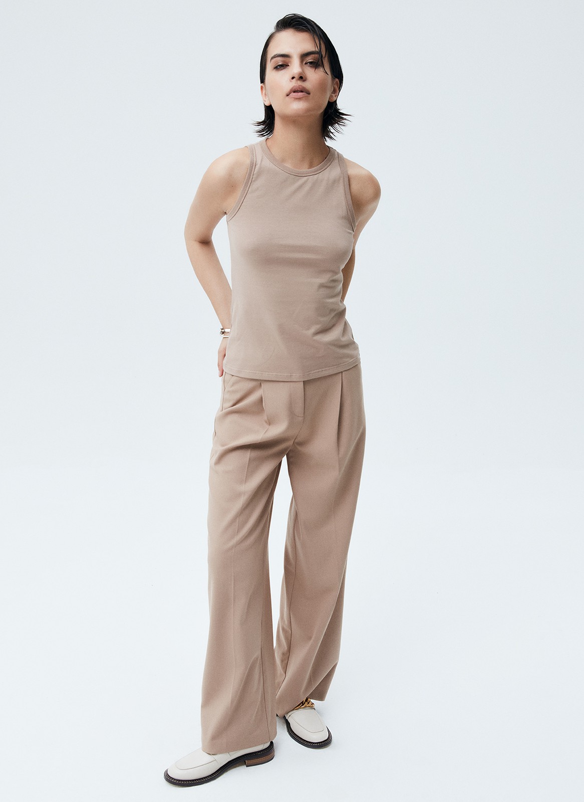 Майка, цвет: песочный Allweneed
Майка из мягкого трикотажа. Приятный материал, который хорошо держит форму. Круглая горловина. Можно носить самостоятельно или под любимый джемпер