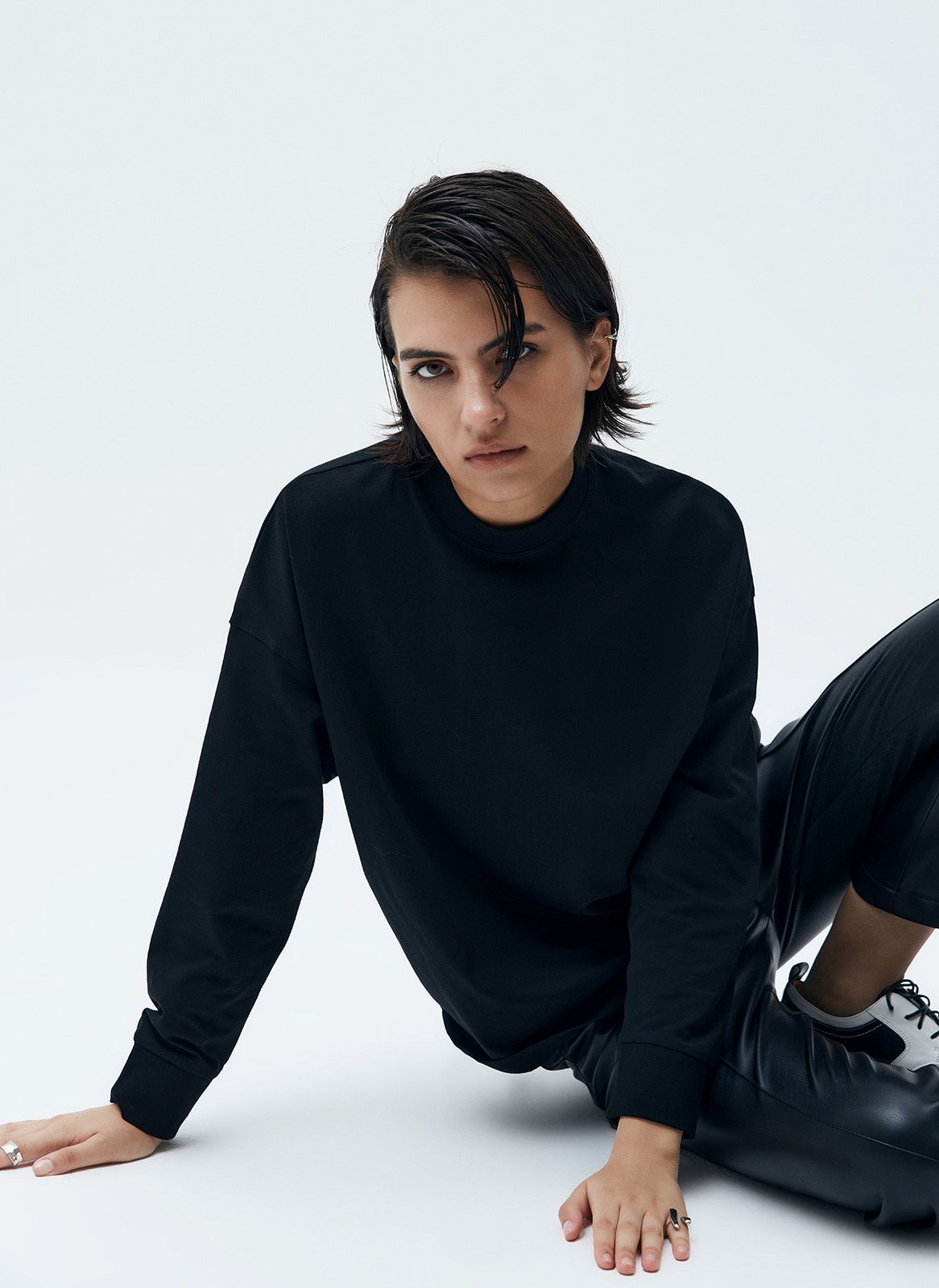 Лонгслив oversize, цвет: Черный Allweneed
Лонгслив свободного кроя. Ткань очень приятна к телу и позволяет коже дышать. Носите дома, на прогулку или, когда отправляетесь по делам. Можно сочетать с любыми джинсами и юбкой.