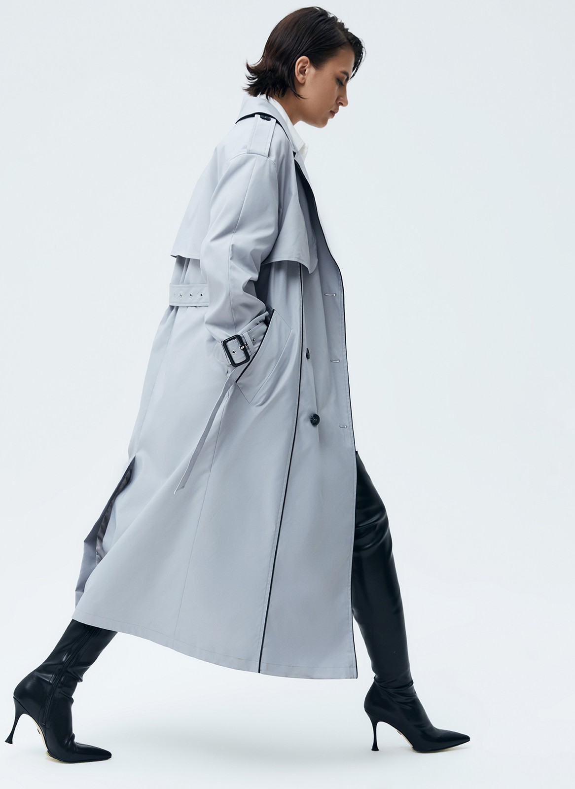 Двубортный удлинённый тренч oversize с кантом, цвет: серый Allweneed
Двубортный плащ из ткани с водоотталкивающей пропиткой. Свободная посадка и длина миди. В модели присутствуют классические детали тренча, которые пришли к нам из мужского гардероба: паты, погоны, застежка на пуговицы и отлетная кокетка. Два прорезных кармана и пояс, чтобы подчеркнуть талию. Мы готовы носить эту модель в любое время года, ведь в ней будет комфортно даже в переменчивую погоду. Ткань имеет небольшой водоотталкивающий эффект. Использование зонта обязательно. Создавайте смелые современные или утонченные образы в стиле старых фильмов.
Температурный режим от +15 до +20 C
На модели размер XS/S