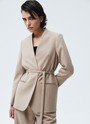 Однобортный жакет без лацканов, цвет: бежевый Allweneed
Однобортный жакет без лацканов. Модель с тонким поясом, чтобы подчеркнуть талию. Два кармана по бокам. Классическая линия плеча и универсальная длина до середины бедра. Вы можете носить эту модель как альтернативу кардигану или жакету с лацканами