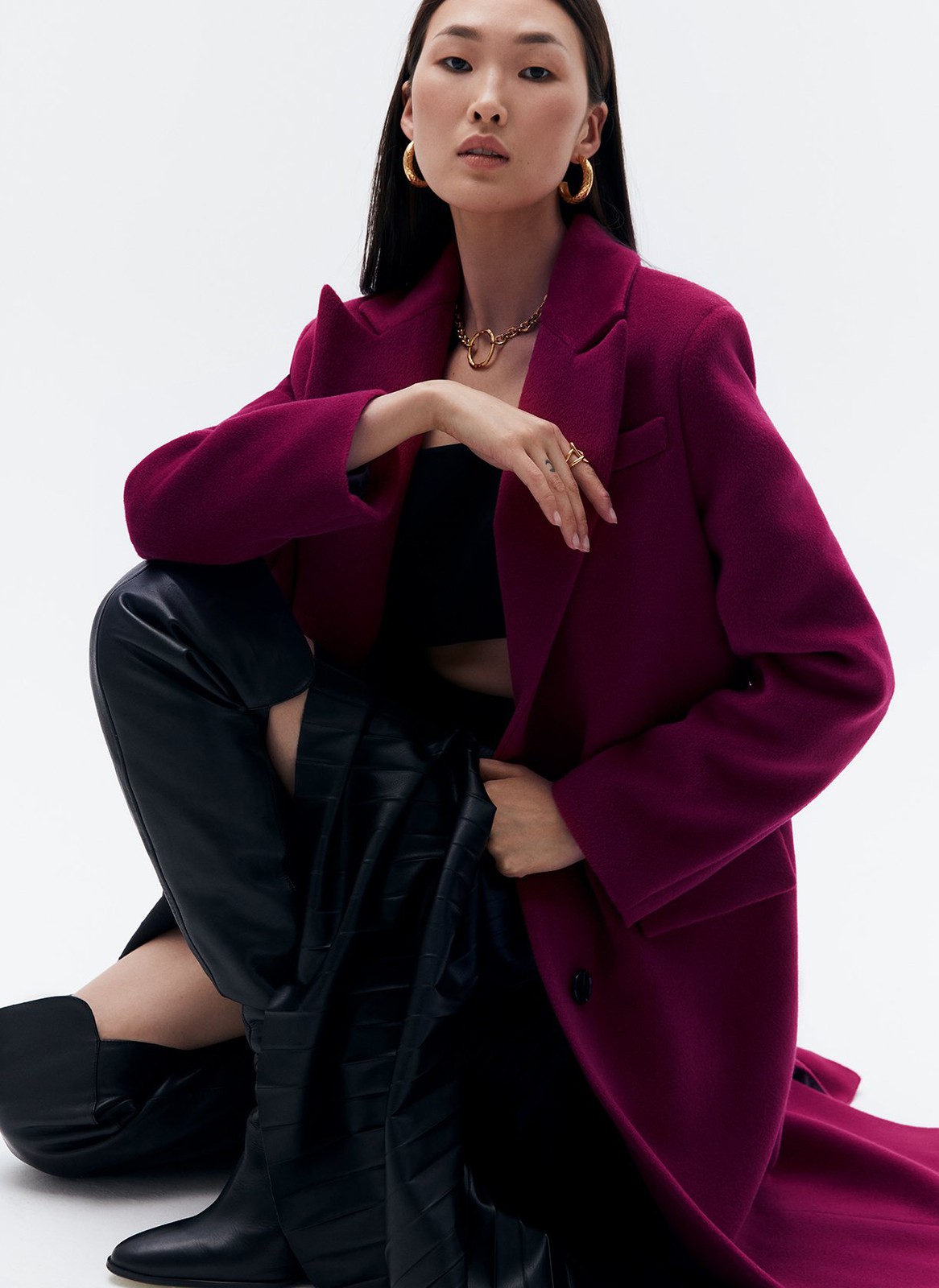 ПАЛЬТО МУЖСКОГО КРОЯ, цвет: вишневый Allweneed Пальто, которое вы могли бы найти в мужском гардеробе. Однобортная модель длины миди на двух пуговицах. Два кармана с клапаном и разрез на спине для свободы в движении. Пальто имеет подкладочную ткань,с акцентными плечами формируют силуэт а-ля с мужского плеча. Нам нравится, как на контрасте строгое пальто смотрится с нежными платьями. Носите также с костюмами, юбками и джинсами. Модели разных оттенков отличаются по плотности ткани.
Температурный режим до 0 C.