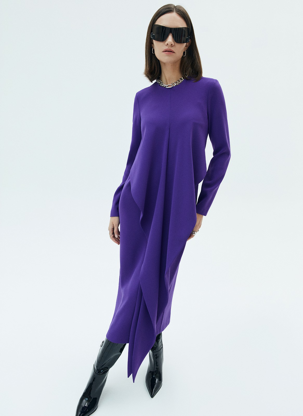 Платье с узлом на талии, цвет: Сине-фиолетовый Allweneed
Платье длины миди с запахом на талии. Приталенный силуэт для женственного образа. Круглый вырез. Вы можете развязать узел и задрапировать платье по своему желанию. Такая модель подходит как для свиданий, так и для деловых встреч. Рекомендуем носить с высокими сапогами.