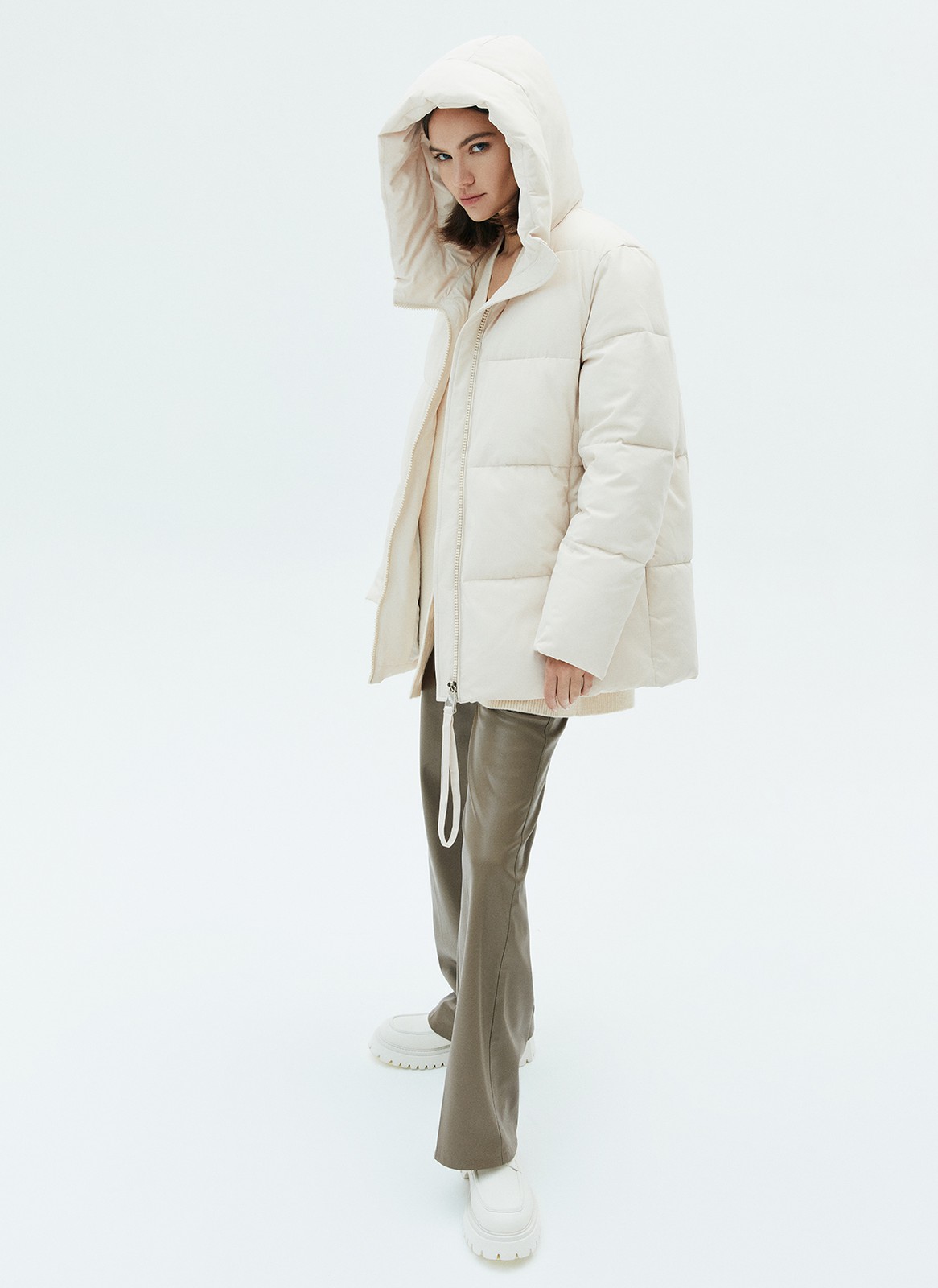 ПУХОВИК OVERSIZE КОРОТКИЙ, цвет: светло-бежевый Allweneed Удобная застежка на молнию и высокое горло, чтобы вам было тепло на прогулке. Модель прямого кроя, поэтому хорошо садится на любую фигуру. В куртке комфортно и тем, кто проводит много времени за рулем. Сочетайте с любой зимней обувью: ботинками и сапогами. Держит тепло до - 25.