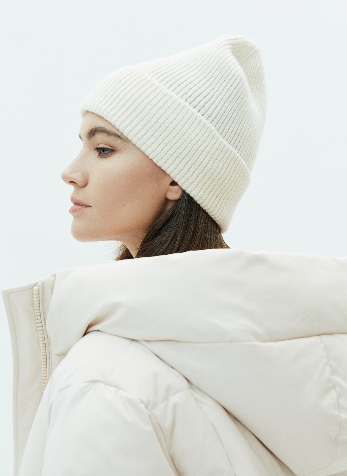 


Шапка из тёплой шерсти в новом исполнении. Приятная на ощупь ткань согревает и защищает от ветра. Сочетайте с шарфом и перчатками из коллекции.