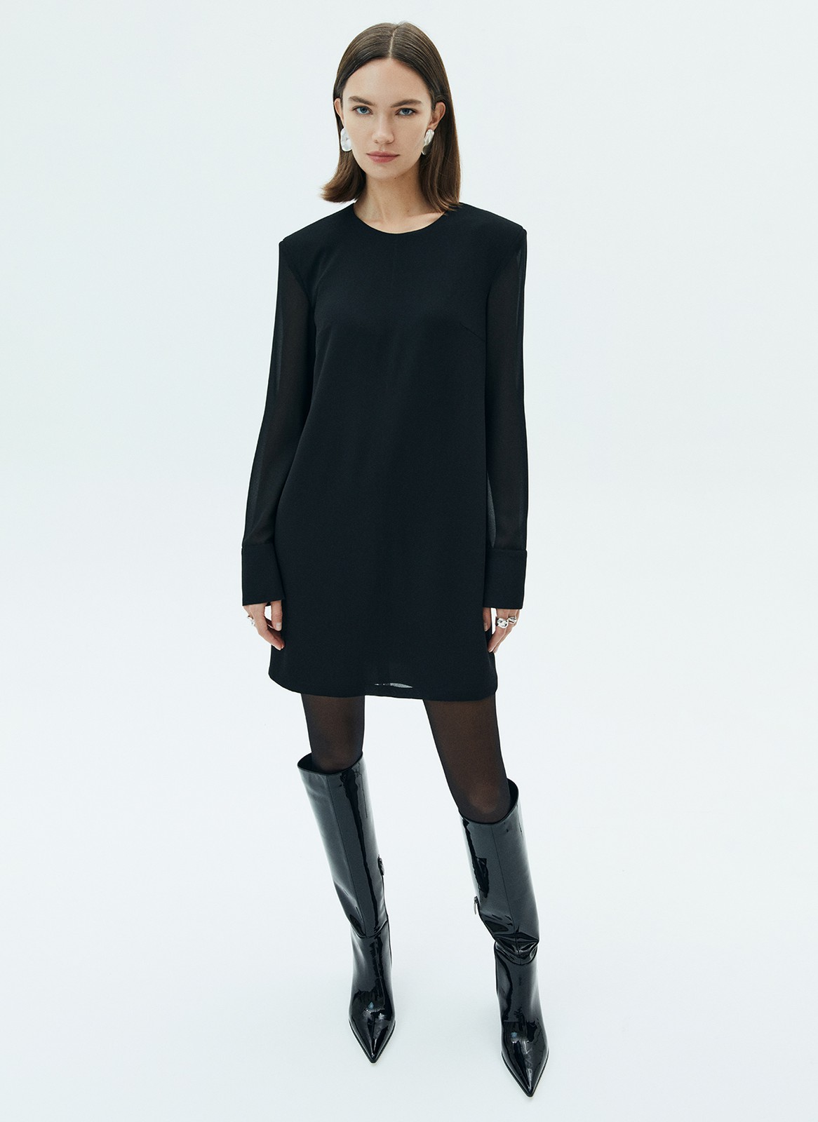 Платье мини с увеличенной линией плеча, цвет: Черный Allweneed
Платье длины мини с акцентной линией плеча. Модель из креп-шифона с нежной подкладочной тканью. Благодаря прямому силуэту платье смотрится хорошо на разных фигурах. Мы любим такие лаконичные, но всегда актуальные модели, которые легко стилизовать для любого случая.