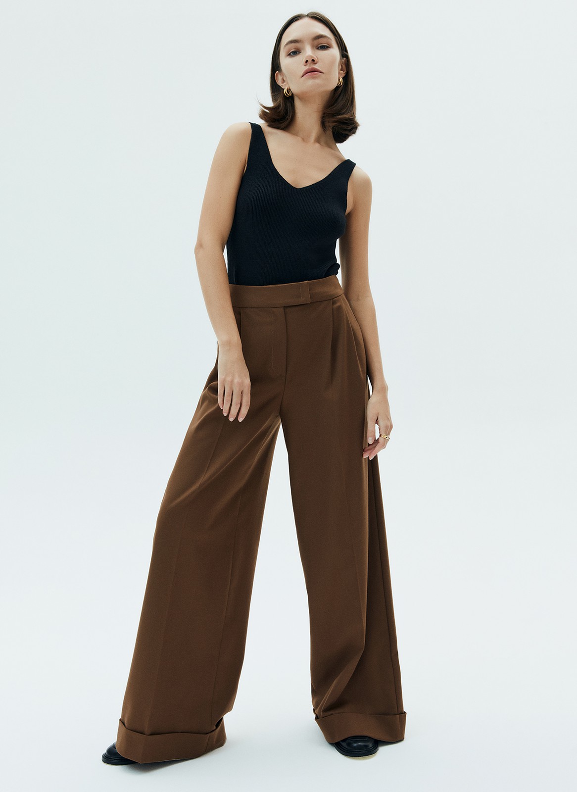 Брюки широкие с манжетом, цвет: коричневый Allweneed
Брюки свободного кроя полной длины. Модель со складками, стрелкой и широкой манжетой. Удобная застежка на молнию, крючки и потайную пуговицу. Посадка на линии талии. Брюки имеют карманы с подерзным бочком. Особенно хорошо эта модель будет смотреться на девушках с ростом 170 + см. Носите брюки с жакетами или для более спортивного образа с футболками и кедами.