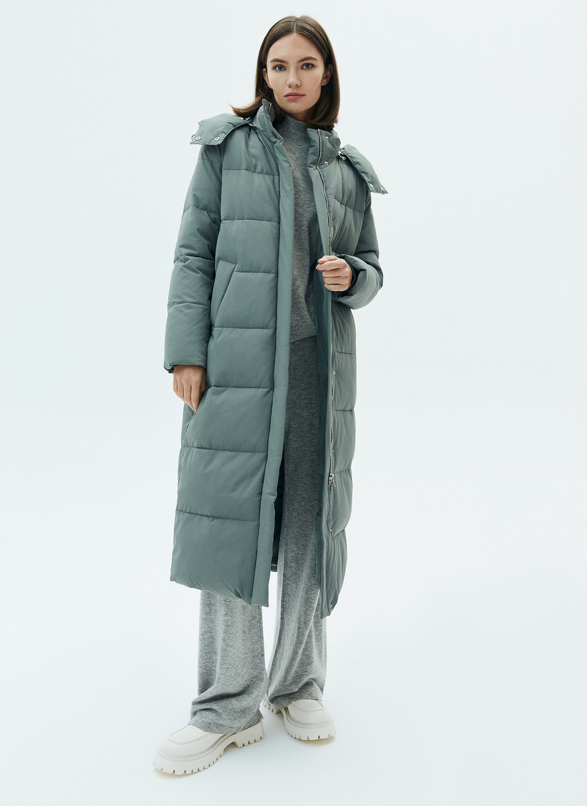 Пуховик oversize, цвет: хаки Allweneed
Длинный пуховик с широкой продольной стежкой. Благодаря длине модель спасет вас от ветра и мороза. Воротник на кнопках переходит в объемный капюшон на затягивающейся кулиске. Капюшон можно отстегнуть при желании и немного сменить образ. Застежка-молния по центру. Практичный и актуальный выбор на каждый день холодов. Изделие имеет водоотталкивающий эффект. При сильном дожде использование зонта обязательно.
Модель будет согревать вас до -25градусов.