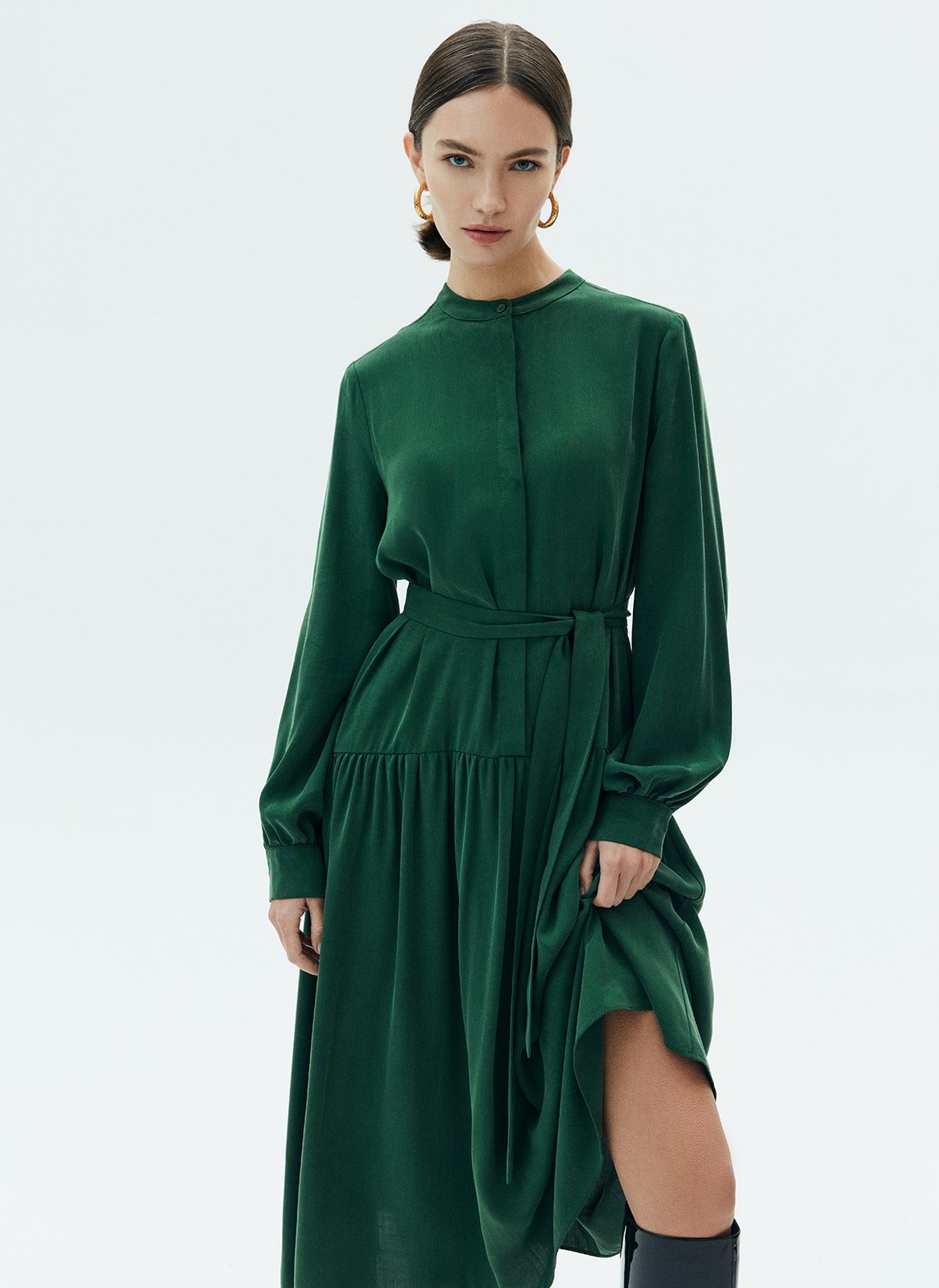 Платье миди со сборкой на юбке, цвет: зеленый Allweneed
Платье-миди с юбкой на складке. Воздушные рукава с манжетами. Мы сделали акцент на талии для женственного и романтичного силуэта. Есть съемный пояс. Закрытое декольте добавляет нотку ретро-духа. Ткань красиво струится при ходьбе. Эту модель легко стилизовать как для образа в офис, так и для свидания вечером. Сочетайте с аккуратной обувью и лаконичными украшениями.
На модели размер XS