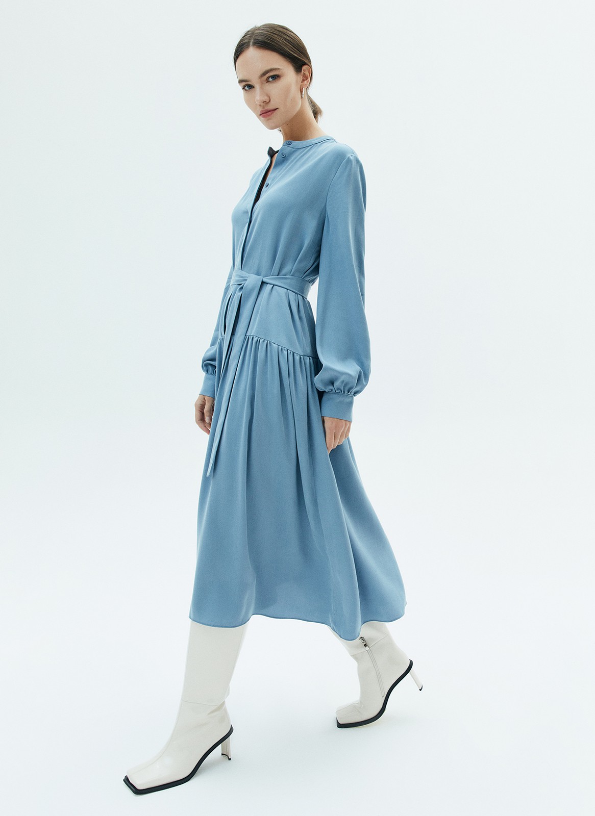 Платье миди со сборкой на юбке, цвет: серо-голубой Allweneed
Платье-миди с юбкой на складке. Воздушные рукава с манжетами. Мы сделали акцент на талии для женственного и романтичного силуэта. Есть съемный пояс. Закрытое декольте добавляет нотку ретро-духа. Ткань красиво струится при ходьбе. Эту модель легко стилизовать как для образа в офис, так и для свидания вечером. Сочетайте с аккуратной обувью и лаконичными украшениями.
На модели размер XS