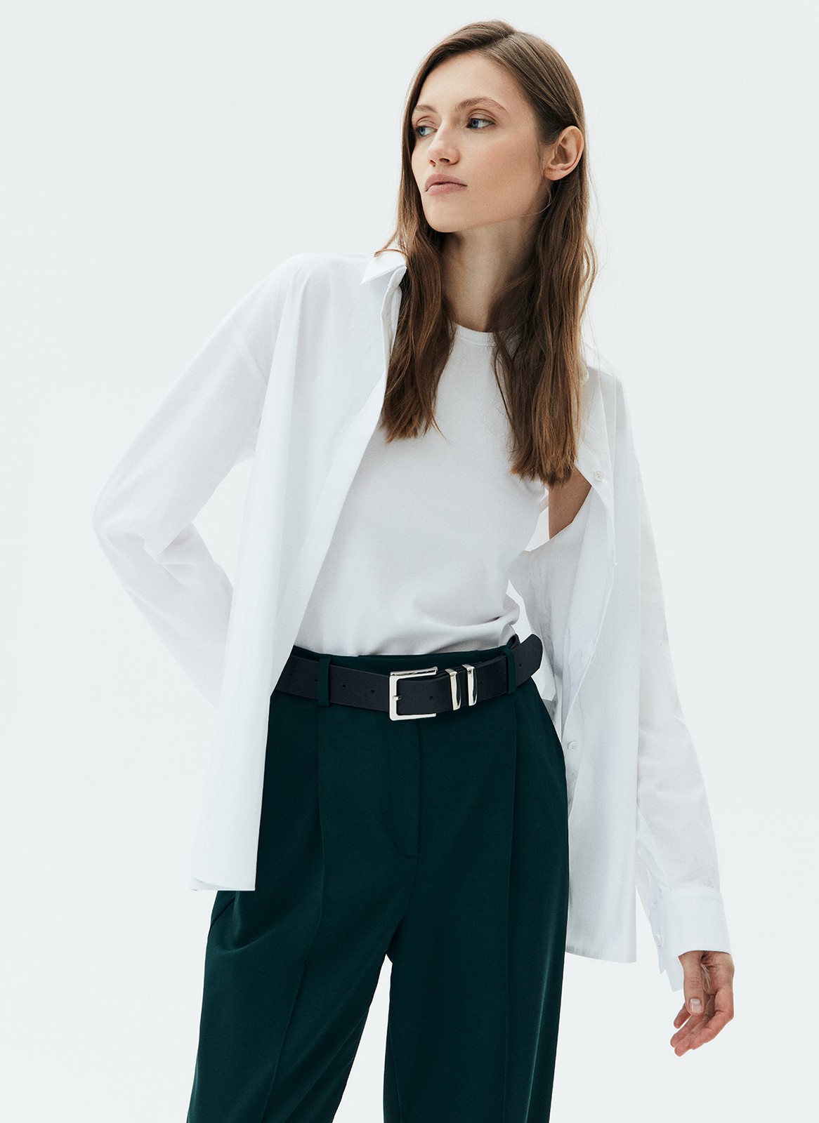 Рубашка oversize, цвет: белый Allweneed Рубашка oversize кроя с отложным воротником изастежкой на пуговицы. Длинные рукава с классическими манжетами. Слегка удлиненная спинка. Носите навыпуск или заправленной в контрастную юбку, шорты или брюки.