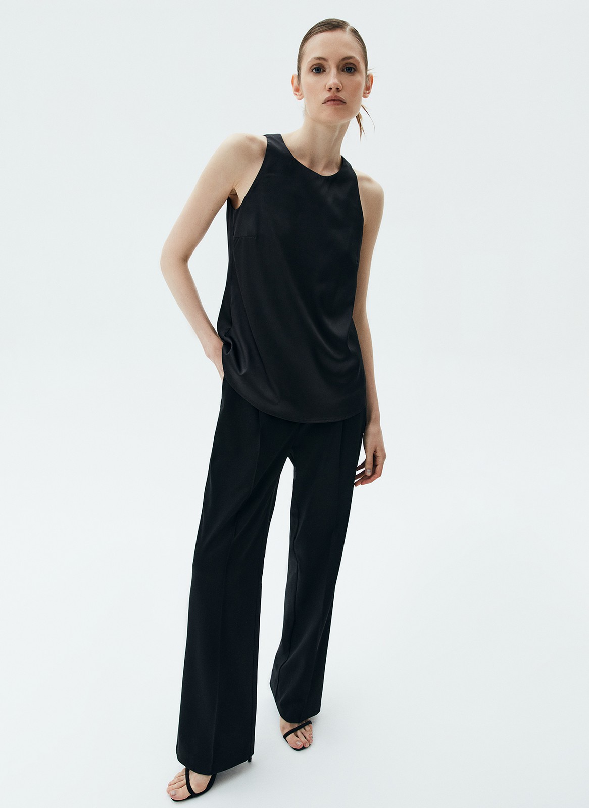 Топ с вырезом халтер, цвет: Черный Allweneed
Топ с вырезом халтер. Модель с широкими лямками для комфорта и приятной подкладочной тканью. Топ свободного кроя, поэтому его можно носить навыпуск с брюками или джинсами. Мы создали изделие в трёх оттенках.