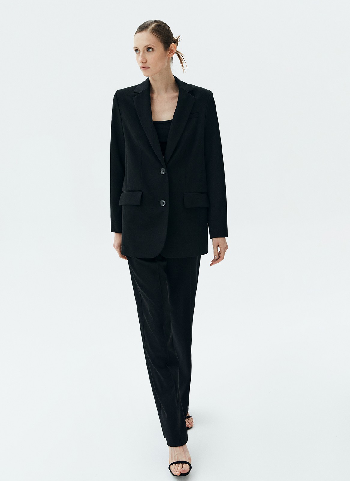 Жакет объёмный однобортный, цвет: Черный Allweneed
Жакет свободного кроя. Приятная к телу костюмная ткань, которая хорошо держит форму. Два накладных кармана для того, чтобы спрятать телефон. Застежка на две пуговицы в тон. Акцентная линия плеча создает уверенный образ. Мы создали модель с посадкой чуть ниже бедра, чтобы фигура визуально становилась стройнее. Сочетайте с брюками из комплекта или носите отдельно.